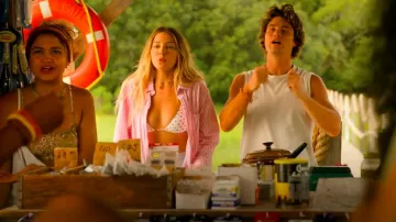 PacSun Eco Strawberry Erica Triangle Bikini Top usado por Sarah Cameron (Madelyn Cline) como se ve en Outer Banks (S04E01)