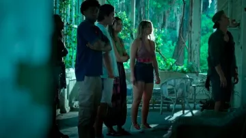 Sandalia Chaco Lowdown en Avocado Teal usada por Kiara Carrera (Madison Bailey) como se ve en Outer Banks (S04E01)