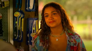 Collar colgante Goldbug Abalone Shield usado por Kiara Carrera (Madison Bailey) como se ve en Outer Banks (S04E01)
