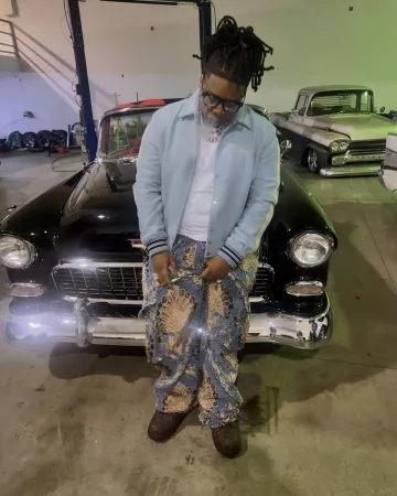 MNML Blue Vintage Floral Baggy Cargo Pants porté par YTB Fatt sur le compte Instagram @ytbfatt
