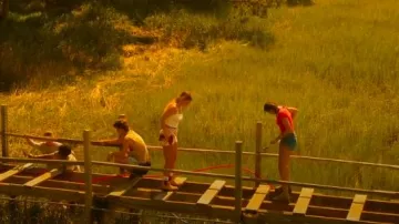 Pantalones cortos de cuadros de ajedrez Rodini usados por Sarah Cameron (Madelyn Cline) como se ve en Outer Banks (S04E01)