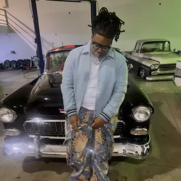 Veste universitaire Amiri Light Blue Skeleton portée par YTB Fatt sur le compte Instagram @ytbfatt