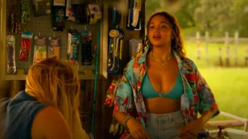 Haut de bikini Toast Signature Knot porté par Kiara Carrera (Madison Bailey) comme on le voit dans Outer Banks (S04E01)