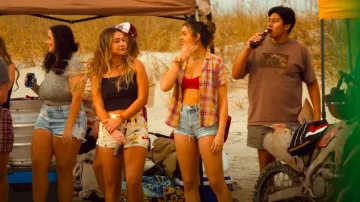 Camiseta sin mangas John Galt Black Belle usada por Sarah Cameron (Madelyn Cline) como se ve en Outer Banks (S04E01)