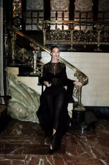 Vestido de crepón de seda Ferragamo usado por Rosie Huntington-Whiteley en el Cercle Del Liceu el 2 de octubre de 2024