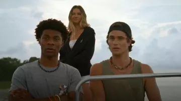 Camiseta de bolsillo con estampado de firma de capa marina en Ash Neps usada por Pope Heyward (Jonathan Daviss) como se ve en Outer Banks (S04E02)