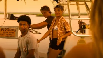 Abound Sustainable Camp Shirt en Tan Ivory Ridge Floral porté par Kiara Carrera (Madison Bailey) comme on le voit dans Outer Banks (S04E02)