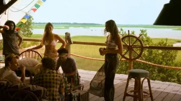 Earthbound Trading Co Navy Blue Faux Wrap Pant porté par Kiara Carrera (Madison Bailey) comme on le voit dans Outer Banks (S04E02)