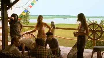 Top de bikini triángulo acolchado de H&M usado por Sarah Cameron (Madelyn Cline) como se ve en Outer Banks (S04E02)