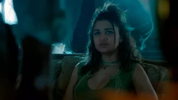 Urban Outfitters Go For Gold Top porté par Kiara Carrera (Madison Bailey) comme on le voit dans Outer Banks (S04E02)