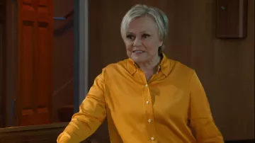 Les looks de la série Master Crimes: Muriel Robin porte une blouse jaune pour son rôle de Louise Arbus dans l'épisode 2, de la saison 2