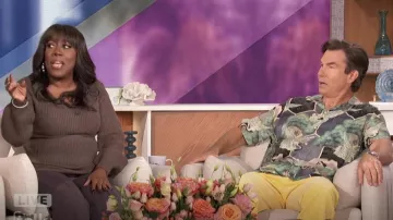 Camiseta de campamento con estampado de All Saints Naga usada por Jerry O'Connell como se ve en The Talk el 8 de octubre de 2024