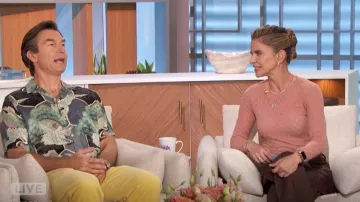 Ulla Johnson Lorelei Pullover en rosette porté par Natalie Morales comme on le voit dans The Talk le 8 octobre 2024