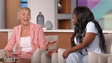 Cinq a Sept Khloé Blazer de manga fruncida usado por Amanda Kloots como se vio en The Talk el 9 de octubre de 2024