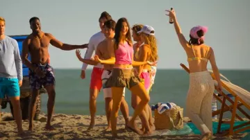 Jaded London Ruffle Micro Mini Skirt usada por Ruthie (Mia Challis) como se ve en Outer Banks (S04E04)