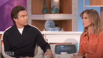 Marine Layer Archive Sleeve Stripe Quarter Zip usado por Jerry O'Connell como se vio en The Talk el 10 de octubre de 2024