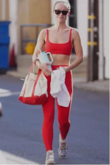 Vaso de viaje Hydro Flask 40 Oz All Around usado por Olivia Wilde en Los Ángeles el 2 de octubre de 2024