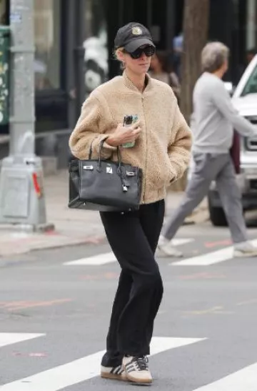 Sac Hermès Birkin en noir porté par Nicky Hilton Rothchild à New York le 2 octobre 2024