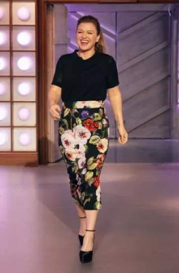 Jupe crayon charmeuse à imprimé floral Dolce & Gabbana portée par Kelly Clarkson au Kelly Clarkson Show 6.08 le 2 octobre 2024