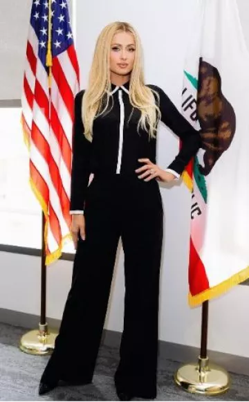Chemise Alice + Olivia Willa portée par Paris Hilton sur son post Instagram le 2 octobre 2024