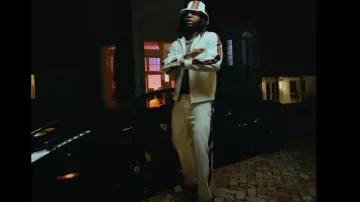 Claquettes à bande de roulement Gucci White & Web Strap portées par Money Man dans Money Man, Zaytoven, Trauma Tone - PRADA MASK (Vidéo Officielle)