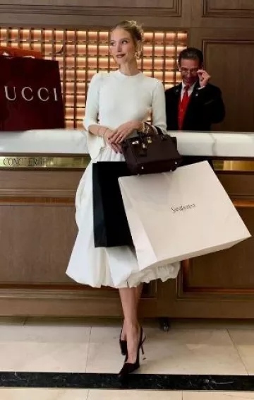 Robe midi à garnitures de taffetas Simkhai Kenlie portée par Leonie Hanne sur sa story Instagram le 3 octobre 2024