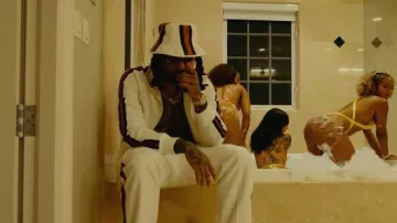 Gucci Veste de survêtement à rayures Web blanche et bleu marine portée par Money Man en Money Man, Zaytoven, Trauma Tone - PRADA MASK (Vidéo Officielle)