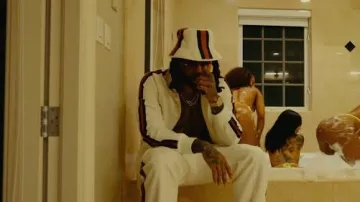 Gucci Chapeau Bob Rayé Blanc & Marine porté par Money Man en Money Man, Zaytoven, Trauma Tone - PRADA MASK (Vidéo Officielle)