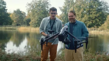 Tenues de Où est Wanda ? Série télévisée : Dedo Klatt (Axel Stein) porte une veste zippée bleue dans la saison 1, épisode 4