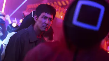Vestuario de la temporada 2 de El juego del calamar: Seong Gi-hun (Lee Jung-jae) lleva una gabardina gris