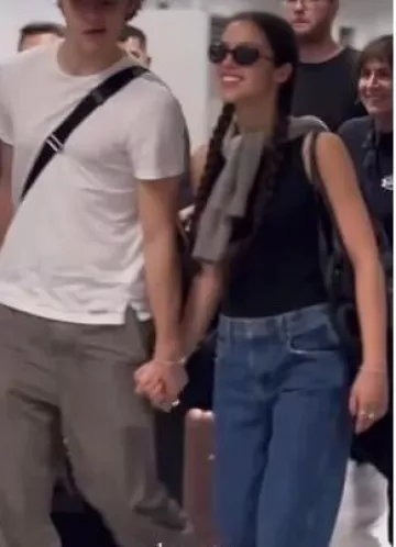 Bolso de cuero Miu Miu Ivy usado por Olivia Rodrigo en Manila el 3 de octubre de 2024