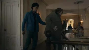 Atuendos de la serie de televisión: Donna (Elizabeth Saunders) usa una chaqueta en la temporada 3