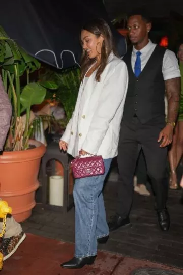 Co High Rise Balloon Leg Jeans usados por Jessica Alba en Miami el 23 de agosto de 2024