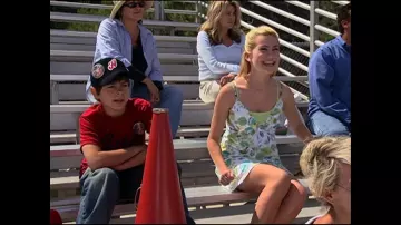 Robe d’été à motifs Guess portée par Kari Langsdorf (Chelsea Kane) dans Les Sorciers de Waverly Place (S01E15)