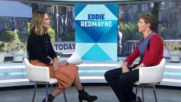 Pull L’Agence Sterling en bouton bijou noir porté par Savannah Guthrie comme on le voit dans Today le 16 octobre 2024