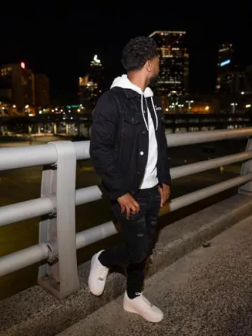 Vaqueros Amiri Aged Black & Leather Camo MX1 usados por Zaytoven en la cuenta de Instagram @zaytovenbeatz