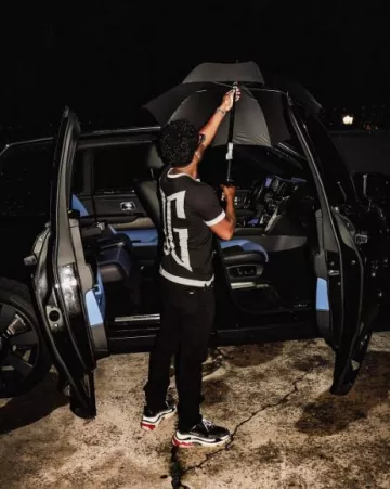 Zapatillas Balenciaga Triple S negras, blancas y rojas usadas por Zaytoven en la cuenta de Instagram @zaytovenbeatz