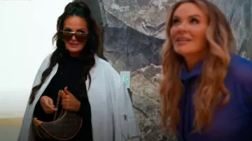 Lunettes de soleil Gucci Web 99MM Shield portées par Lisa Barlow comme on le voit dans The Real Housewives of Salt Lake City (S05E05)
