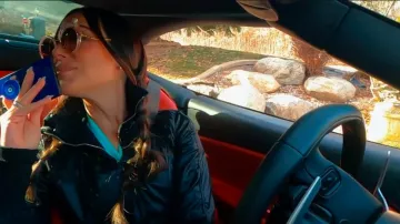 Anna-Karin Karlsson Rose Et Le Rêve Sun porté par Angie Katsanevas comme on le voit dans The Real Housewives of Salt Lake City (S05E05)