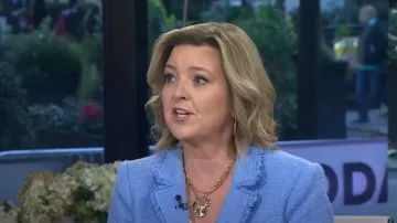 Cinq a Sept Khloé Bouclé Blazer usado por Christine Romans como se ve en Today el 17 de octubre de 2024