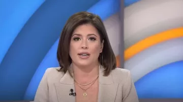 Blazer de punto metálico de L'Agence Kenzie usado por Chloe Melas como se ve en Today el 17 de octubre de 2024