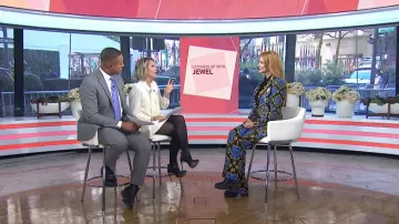 Alice + Olivia Teeny Pantalon évasé imprimé en Regal Romance Sapphire porté par Jewel comme on le voit dans Today le 18 octobre 2024