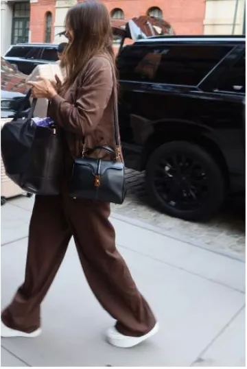 Zapatillas Celine Block con suela de cuña en piel de becerro Optic White usadas por Jessica Alba en Tribeca, Nueva York, el 4 de octubre de 2024