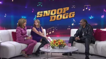 Cinq a Sept Rainer Pants en Dark Ube usado por Hoda Kotb como se ve en Today with Hoda & Jenna el 18 de octubre de 2024