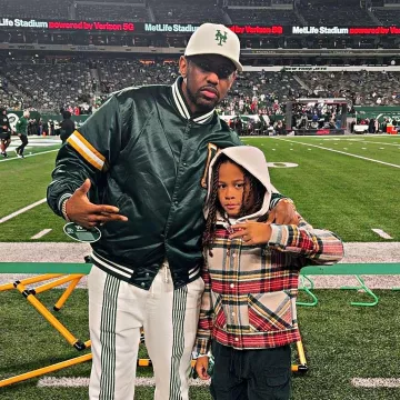 Chaqueta bomber Kith Green Satin K Patch usada por Fabolous en la cuenta de Instagram @myfabolouslife