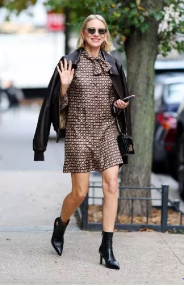 Lunettes de soleil Celine Triomphe Metal 04 en Metal portées par Naomi Watts à New York le 4 octobre 2024