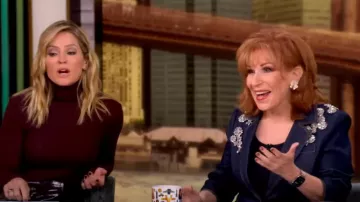 Cinq a Sept Crystal Chrysanthemum Khloé Denim Blazer usado por Joy Behar como se ve en The View el 15 de octubre de 2024