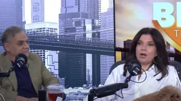 Camisa abotonada de manga dividida Lafayette 148 usada por Ana Navarro vista en The View el 16 de octubre de 2024