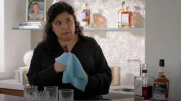 Chemise boutonnée à manches longues à coupe décontractée portée par Maid (Tiffany Bank) comme on le voit dans High Potential (S01E04)