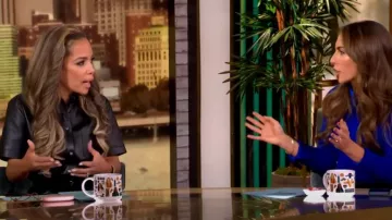 Vestido camisero midi de cuero con paneles con cinturón Altuzarra Kiera usado por Sunny Hostin como se vio en The View el 16 de octubre de 2024